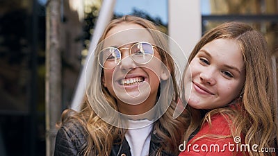 Portret dwa kobieta przyjaciół młody caucasian śmiać się szczęśliwy przy kamerą ściska each inny cieszy się zrelaksowanego styl ż zdjęcie wideo Portret dwa kobieta przyjaciół młody caucasian śmiać się szczęśliwy przy kamerą ściska each inny cieszy się zrelaksowanego styl ż zdjęcie wideo