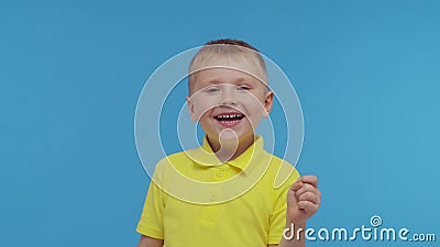 Portret szczęśliwego uśmiechniętego chłopca w koszulce. atrakcyjny i wyrazisty dzieciak w studio. zbiory Portret szczęśliwego uśmiechniętego chłopca w koszulce. atrakcyjny i wyrazisty dzieciak w studio. zbiory