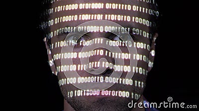 Portret van een geconcentreerde jonge hakker die binaire ransomwarecode van een gevaarlijk virus lezen terwijl het gegeven over z stock footage Portret van een geconcentreerde jonge hakker die binaire ransomwarecode van een gevaarlijk virus lezen terwijl het gegeven over z stock footage