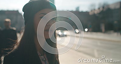 Portret van een jonge Afrikaanse Amerikaanse vrouw die op een taxi of een bus wachten, in openlucht stock videobeelden Portret van een jonge Afrikaanse Amerikaanse vrouw die op een taxi of een bus wachten, in openlucht stock videobeelden