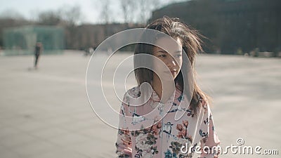 Portret van het jonge Afrikaanse Amerikaanse vrouw stellen aan een camera, in openlucht stock footage Portret van het jonge Afrikaanse Amerikaanse vrouw stellen aan een camera, in openlucht stock footage