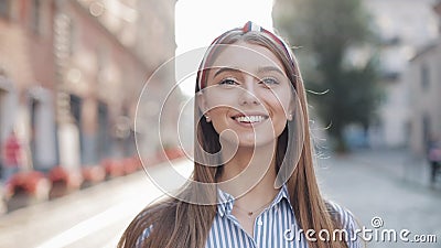 Portret van Young Happy Charming Girl met Straight Brown Hair en Blue Eyes Wearing in Striped Dress en Fashionable stock videobeelden Portret van Young Happy Charming Girl met Straight Brown Hair en Blue Eyes Wearing in Striped Dress en Fashionable stock videobeelden