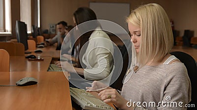 Porträt einer netten Studentin, die an dem Computer arbeitet stock video footage Porträt einer netten Studentin, die an dem Computer arbeitet stock video footage