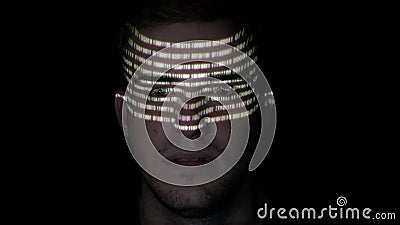Porträt eines jungen erwachsener Manneshackers, der mehrfache warnende Texte auf Schirm, während die, liest digitalen Daten über stock video Porträt eines jungen erwachsener Manneshackers, der mehrfache warnende Texte auf Schirm, während die, liest digitalen Daten über stock video