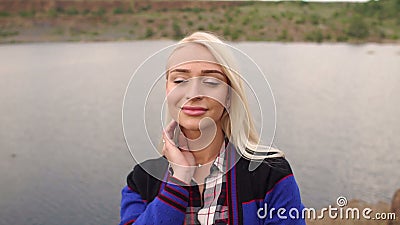 Porträt eines schönen Mädchens auf der Flussbank stock video Porträt eines schönen Mädchens auf der Flussbank stock video