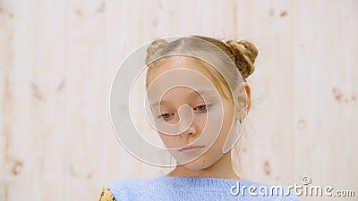 Porträt eines wunderschönen verärgerten kleinen Mädchens, das nach unten schaut stock footage Porträt eines wunderschönen verärgerten kleinen Mädchens, das nach unten schaut stock footage