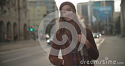 Porträt schöner youn Frau, die in einer Stadtstraße steht stock footage Porträt schöner youn Frau, die in einer Stadtstraße steht stock footage