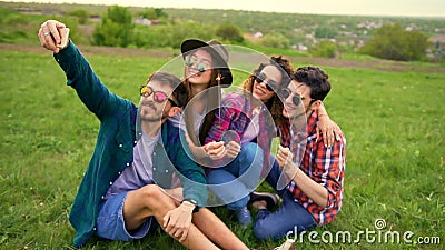 Porträt von vier glücklichen Hippies während sie selfie mit Wunderkerzen auf einem Smartphone machend stock footage Porträt von vier glücklichen Hippies während sie selfie mit Wunderkerzen auf einem Smartphone machend stock footage