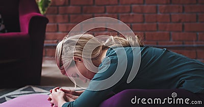 Porträtdame morgens, die Yoga zu Hause macht sie übt, ausdehnende Übungen für Körper, hat einen gesunden Lebensstil stock video Porträtdame morgens, die Yoga zu Hause macht sie übt, ausdehnende Übungen für Körper, hat einen gesunden Lebensstil stock video