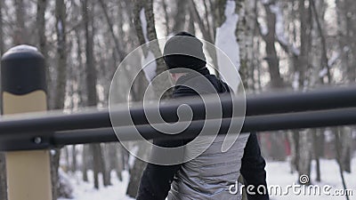 Porträtgutaussehender mann auf Sportplatz nach der Winterausbildung im Freien stock footage Porträtgutaussehender mann auf Sportplatz nach der Winterausbildung im Freien stock footage