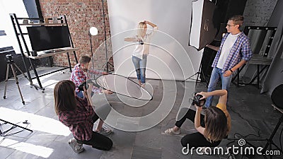 Posti di lavoro per la telecamera durante un workshop sulla fotografia per uno studio fotografico moderno in studio stock footage Posti di lavoro per la telecamera durante un workshop sulla fotografia per uno studio fotografico moderno in studio stock footage