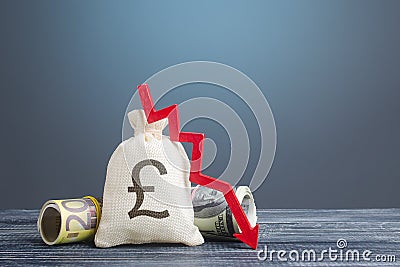 Pound sterling money bag and red arrow down. Capital flight, high risks. Costs expenses. Crisis, loss savings. Stagnation, Stock Photo