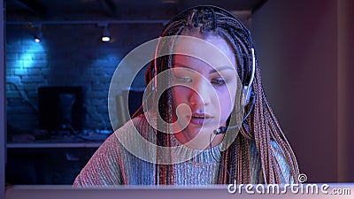 Pousse de plan rapproché de jeune blogger féminin attirant avec des dreadlocks dans des écouteurs jouant des jeux vidéo et couler banque de vidéos Pousse de plan rapproché de jeune blogger féminin attirant avec des dreadlocks dans des écouteurs jouant des jeux vidéo et couler banque de vidéos