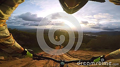 pov-Radfahrer Gesichtspunkt der Person 4k erstes, die schnell radfahren auf gefährliche Gebirgshügelstraße in der Abendsonnenunte stock video pov-Radfahrer Gesichtspunkt der Person 4k erstes, die schnell radfahren auf gefährliche Gebirgshügelstraße in der Abendsonnenunte stock video