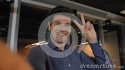 POV του νέου επιχειρηματία υπαλλήλων στο κοστούμι που κάνει selfie χρησιμοποιώντας τη κάμερα smartphone απόθεμα βίντεο POV του νέου επιχειρηματία υπαλλήλων στο κοστούμι που κάνει selfie χρησιμοποιώντας τη κάμερα smartphone απόθεμα βίντεο