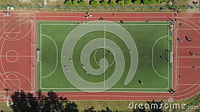 Powietrzny futbolowy dopasowanie Dwa dru?yny bawi? si? pi?k? w futbolu outdoors, odg?rny widok Mecz futbolowy outdoors, zieleni p zbiory Powietrzny futbolowy dopasowanie Dwa dru?yny bawi? si? pi?k? w futbolu outdoors, odg?rny widok Mecz futbolowy outdoors, zieleni p zbiory