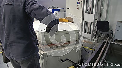 Pracownik otwiera drzwi pieca odgrzewającego Karczowanie kęsów stalowych Sklep metalurgiczny zbiory wideo Pracownik otwiera drzwi pieca odgrzewającego Karczowanie kęsów stalowych Sklep metalurgiczny zbiory wideo