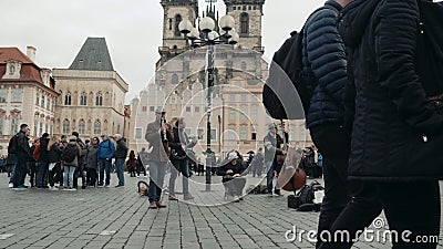 PRAGA, REPÚBLICA CHECA - 23 de outubro de 2017, músicos da rua na praça da cidade velha em Praga filme PRAGA, REPÚBLICA CHECA - 23 de outubro de 2017, músicos da rua na praça da cidade velha em Praga filme
