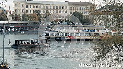 PRAGA, REPÚBLICA CHECA - 24 de outubro de 2017, velas modernas do barco de prazer ao longo do rio de Vltava vídeos de arquivo PRAGA, REPÚBLICA CHECA - 24 de outubro de 2017, velas modernas do barco de prazer ao longo do rio de Vltava vídeos de arquivo