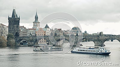 PRAGA, REPÚBLICA CHECA - 24 de outubro de 2017, velas modernas do barco de prazer ao longo do rio de Vltava video estoque PRAGA, REPÚBLICA CHECA - 24 de outubro de 2017, velas modernas do barco de prazer ao longo do rio de Vltava video estoque