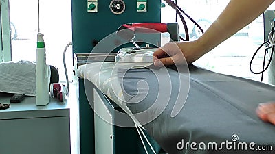 Prasowanie w Suchym Cleaning sklepie Prasowanie w Suchym Cleaning sklepie