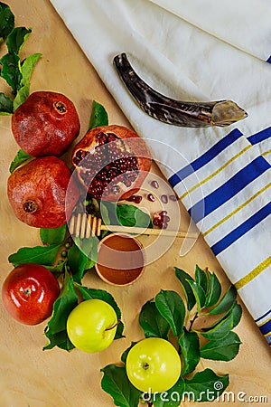 Prayer talit with shofar and traditional food for Rosh Hashanah Stock Photo