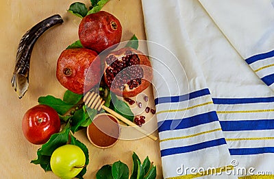 Prayer talit with shofar and traditional food for Rosh Hashanah Stock Photo