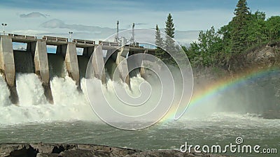 Presa del poder hidroeléctrico con el tiro medio del arco iris Presa del poder hidroeléctrico con el tiro medio del arco iris
