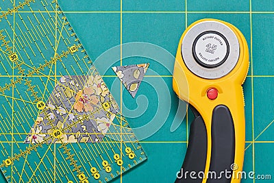 The process of cutting pieces of fabric in the shape of hexagons to create a quilt Stock Photo