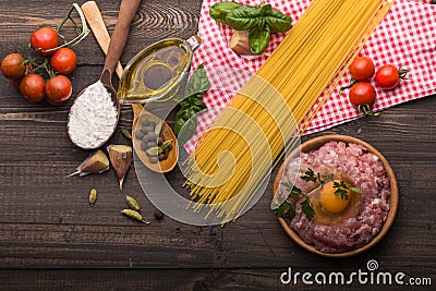 The process of making Food background for tasty Italian dishes with tomato. Various cooking ingredients with spaghetti and spoon. Stock Photo