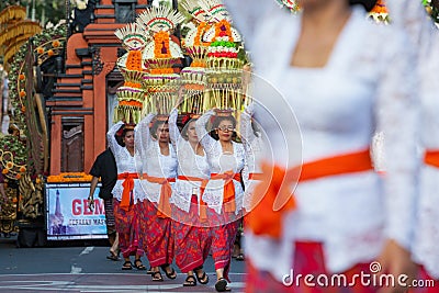 Procession of Balinese women in traditional sarongs carrying religious offering Editorial Stock Photo