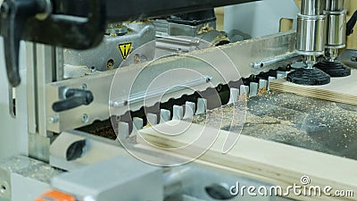 Processus d'ajouter des pièces de meubles sur une foreuse moderne banque de vidéos Processus d'ajouter des pièces de meubles sur une foreuse moderne banque de vidéos
