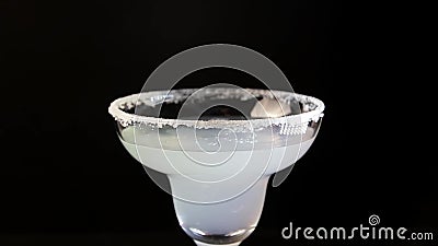 Processus de cocktail de margarita de portion Boisson de versement d'alcool de barman dans un plan rapproché en verre clips vidéos Processus de cocktail de margarita de portion Boisson de versement d'alcool de barman dans un plan rapproché en verre clips vidéos