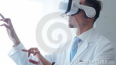 Profesjonalny lekarz medycyny pracujący w szpitalnym biurze przy użyciu nowoczesnych technologii. medycyna i opieka zdrowotna. zbiory wideo Profesjonalny lekarz medycyny pracujący w szpitalnym biurze przy użyciu nowoczesnych technologii. medycyna i opieka zdrowotna. zbiory wideo