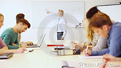 Profesor que explica la economía del negocio Profesor que explica la economía del negocio