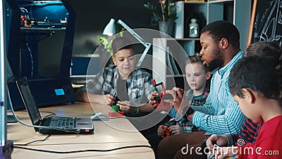 Professeur avec des enfants explorant l'impression 3d Professeur avec des enfants explorant l'impression 3d