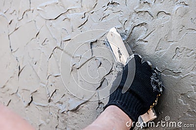 Professional builder moulding decorative texture of venetian plastering on wall Stock Photo