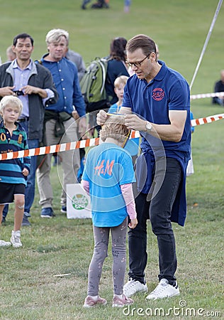 Proud kids getting their medals from Prins Daniel after the Prins Daniel race Editorial Stock Photo