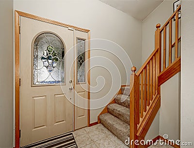 Vista dell'ingresso con la pavimentazione in piastrelle marrone ed ... Ingresso disegno Scala