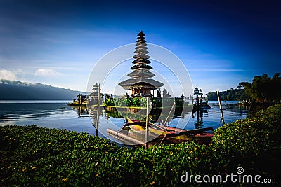 Pura Ulun Danu Bratan, Hindu temple with boat on Bratan lake lan Stock Photo