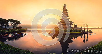 Pura Ulun Danu Bratan, Hindu temple with boat on Bratan lake lan Stock Photo