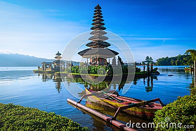 Pura Ulun Danu Bratan, Hindu temple with boat on Bratan lake lan Stock Photo