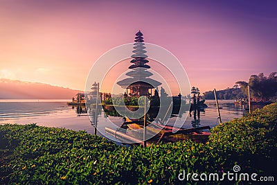 Pura Ulun Danu Bratan, Hindu temple with boat on Bratan lake lan Stock Photo