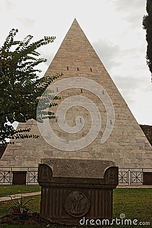 The pyramid of Cestius in Rome Stock Photo
