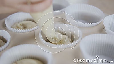 Põe a massa nos copos de papel A dona de casa coze no slo-mo filme Põe a massa nos copos de papel A dona de casa coze no slo-mo filme