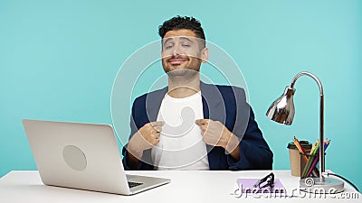 Questo sono io! egoista ed egoista, elegante, con il dito puntato su se stesso orgoglioso dei suoi successi e del suo successo che video d archivio Questo sono io! egoista ed egoista, elegante, con il dito puntato su se stesso orgoglioso dei suoi successi e del suo successo che video d archivio
