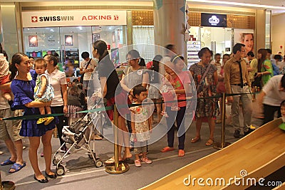 Queuing to join in the game of Parent in the SHENZHEN Tai Koo Shing Commercial Center Editorial Stock Photo