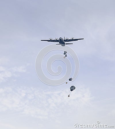 RAF Hercules dropping parachutes Stock Photo