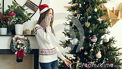 Ragazza graziosa che parla sull'albero di Natale vicino del telefono archivi video Ragazza graziosa che parla sull'albero di Natale vicino del telefono archivi video