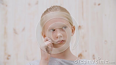 Ragazza pensatissima, ritratto su uno sfondo bianco in studio leggero Chiudi il becco di una ragazza pensante video d archivio Ragazza pensatissima, ritratto su uno sfondo bianco in studio leggero Chiudi il becco di una ragazza pensante video d archivio